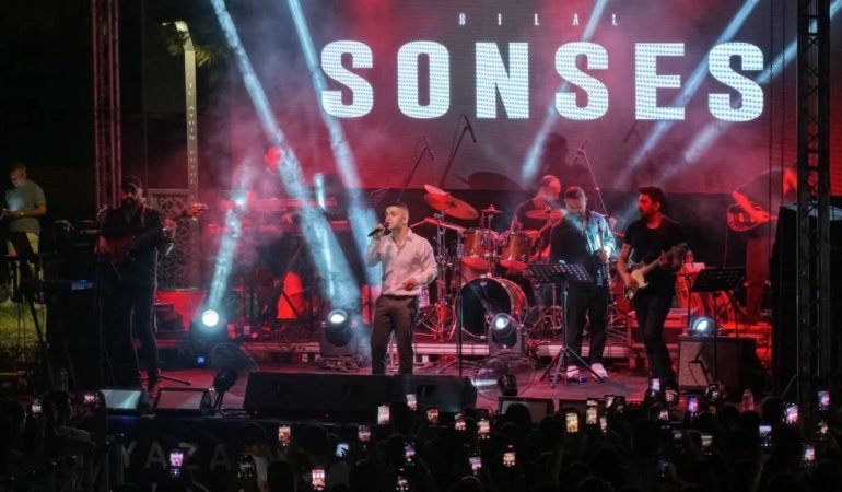 Bilal Sonses Aydın'da unutulmaz bir yaz akşamına imza attı