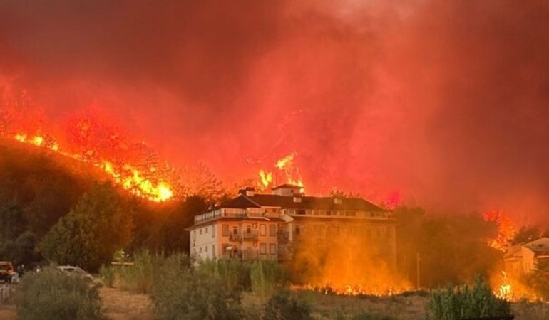 Fethiye’de orman yangını: Alevler yerleşim yerlerine yaklaştı