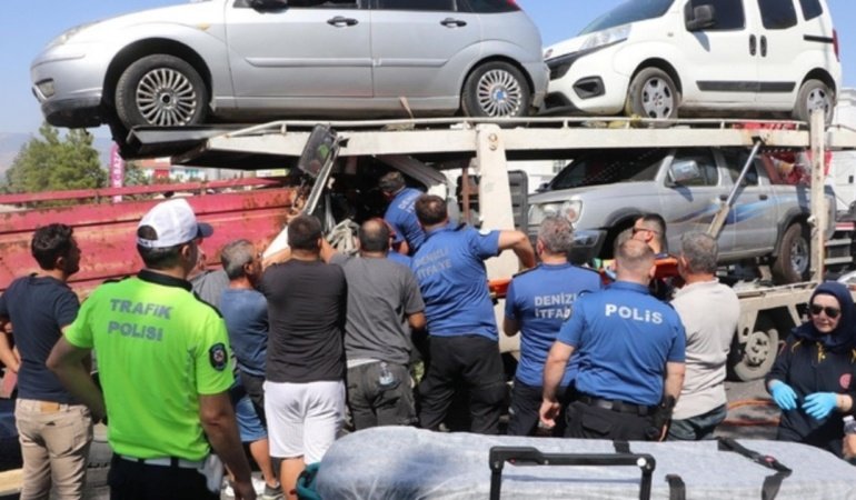 Kırmızı ışıkta bekleyen kamyonete çarpan çekicinin sürücüsü 2 saatte kurtarıldı