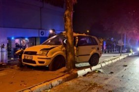 Kontrolden-cikan-otomobil-agaca-carparak-durabildi-1-yarali-featured
