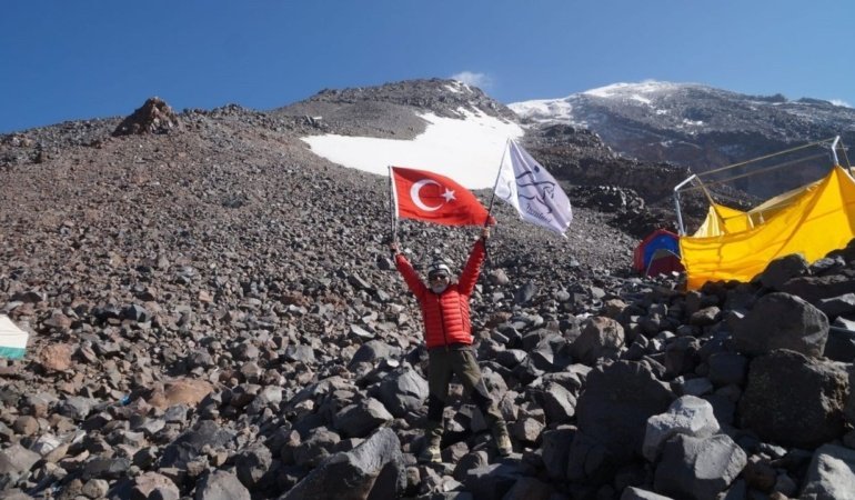 Manisalı dağcıdan Ağrı Dağı'nda 30 Ağustos kutlaması