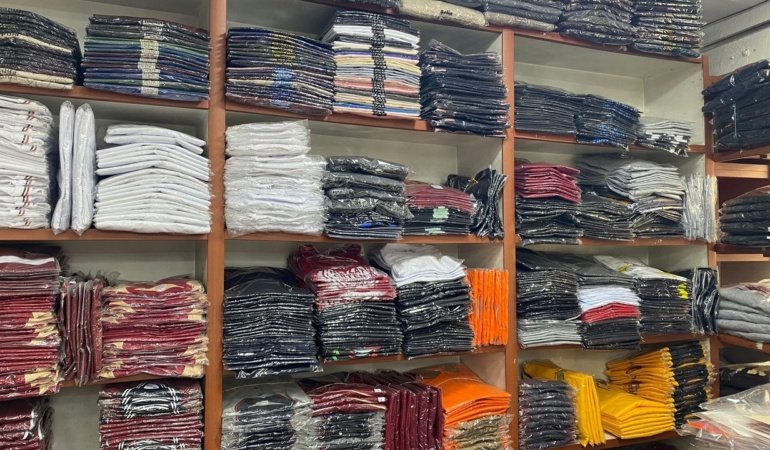 Okul kıyafetlerinde stok bolluğu fiyatlara yansıdı