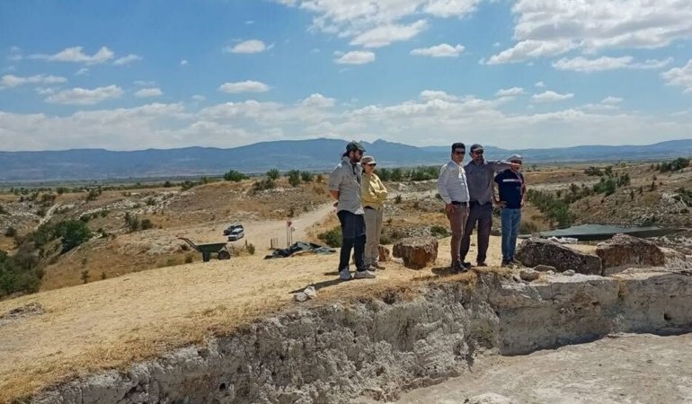 Uyar, Çal’da kazı alanlarını inceledi