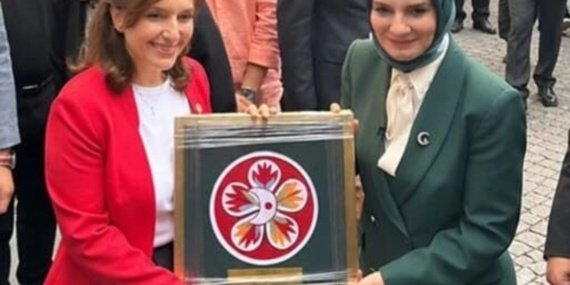 152-yillik-makineyle-islenen-Kizilayin-ilk-amblemi-Bakan-Goktasa-da-hediye-edildi-featured