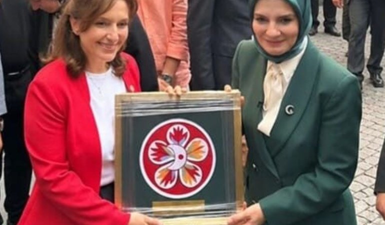 152 yıllık makineyle işlenen Kızılay’ın ilk amblemi Bakan Göktaş’a da hediye edildi
