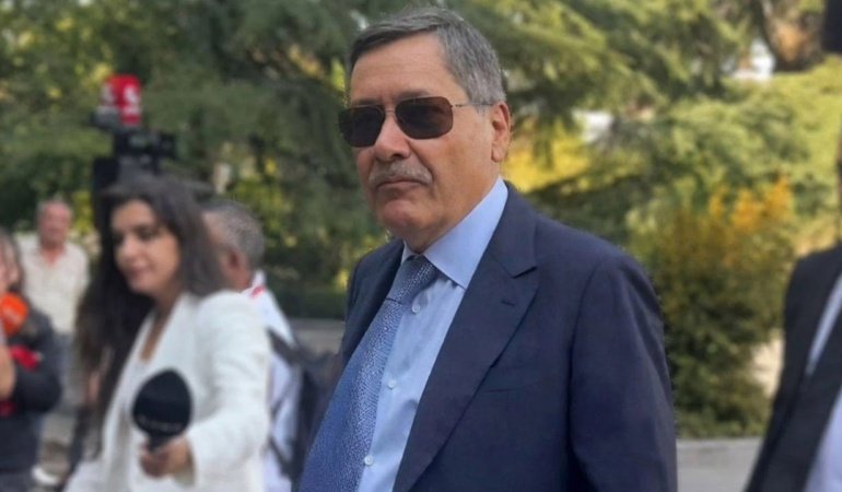 180 milyon avroluk iddia dosyada! Melih Gökçek adliyeye sakız çiğneyerek girdi