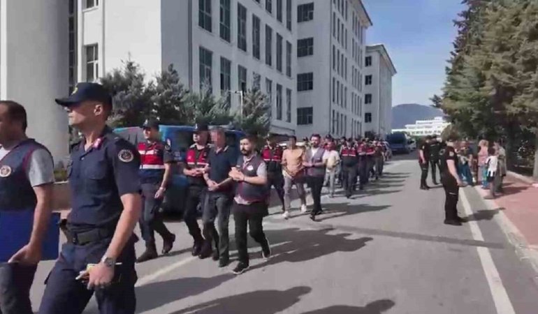 Adliyeye sevk edilen şüphelilere ailelerinden ibretlik tepki