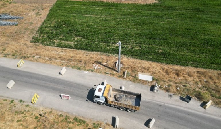 Afyonkarahisar'da yola konulan beton bariyerler trafiği kilitledi