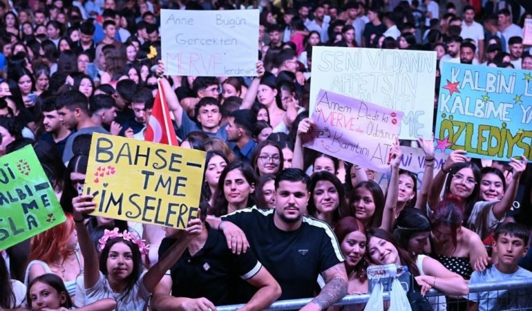 Alaşehir’in kurtuluşunun 104. yıl dönümünde Merve Özbey coşkusu