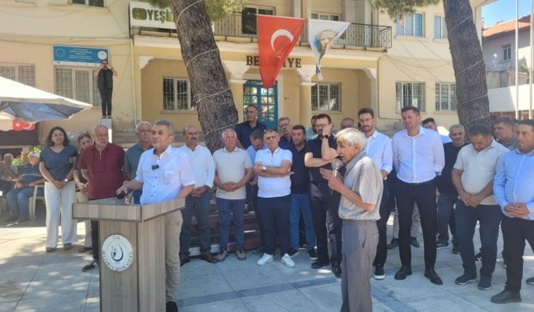 Çal Belediye Başkanı Hakan'dan düşük üzüm fiyatlarına tepki: Kalıcı çözüm kooperatifleşme