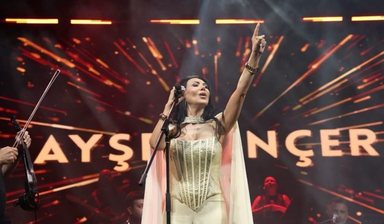 Çivril’de festival coşkusu Ayşe Dinçer ile yaşandı