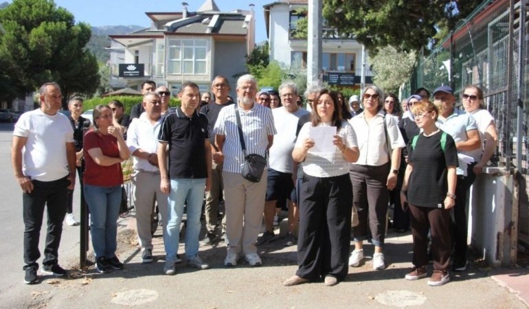 Denizli'de depreme dayanaksız olduğu belirlenen okulda belirsizlik sürüyor