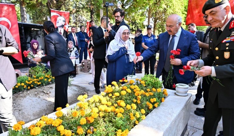 Denizli'de şehitlikte duygusal tören