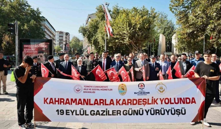 Denizli’de Gaziler "Kahramanlarla Kardeşlik Yolunda" yürüyüşü gerçekleştirdi