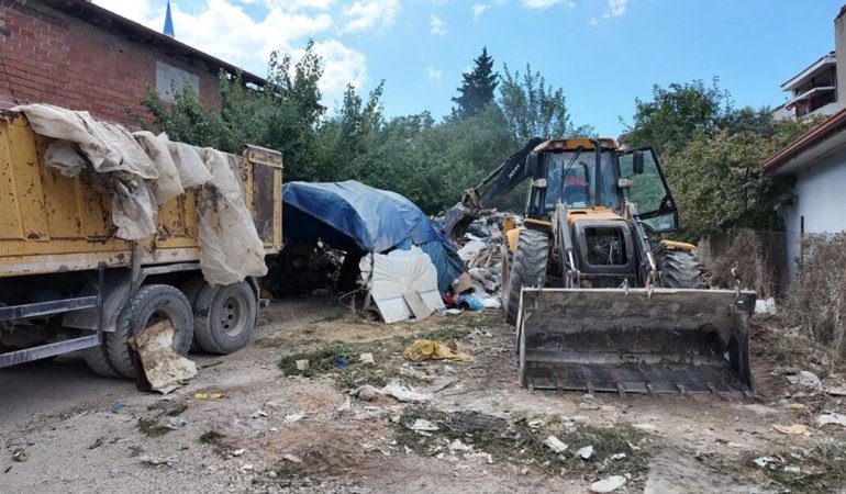 Denizli’de bir evin bahçesinden tam 15 kamyon çöp çıktı