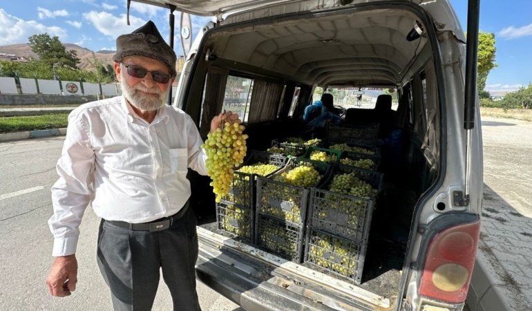 Elmacı Dede'den bin 800 kilometrelik vefa ziyareti: Askerlere üzüm ikram etti