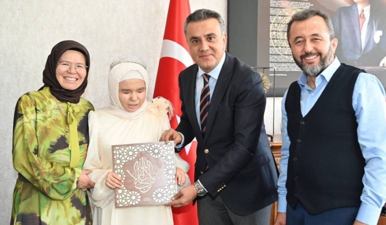Görme engelli Denizlili öğrenci hafızlığını tamamladı