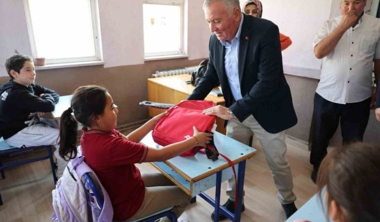 Honaz’da okul çantaları öğrencilere ulaşmaya devam ediyor