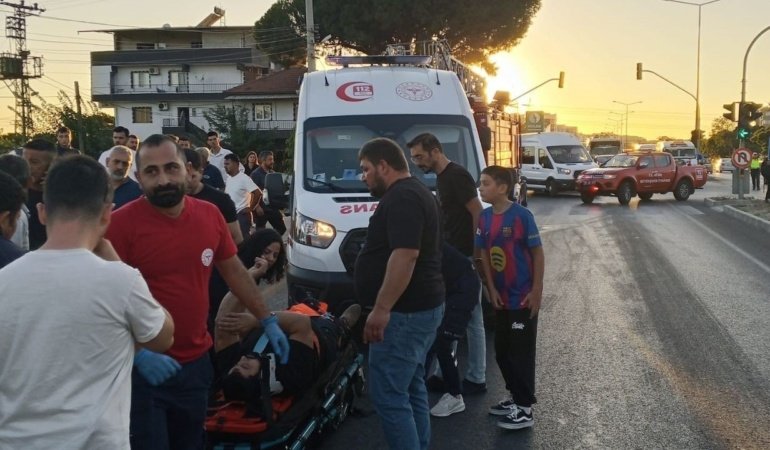Kalp krizi geçiren sürücü kadın işçileri taşıyan servise çarptı: Kazada 10 yaralı!