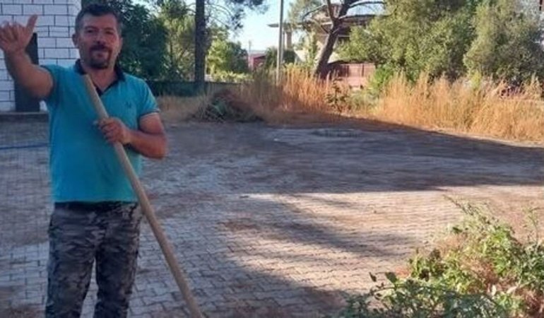 Örnek muhtar caminin bakım ve temizliğini tek başına yaptı
