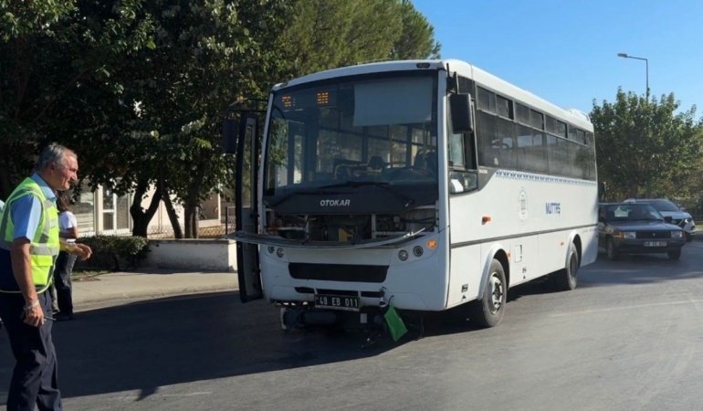Otobüsün altında kalan elektrikli bisiklet sürücüsü yaralandı