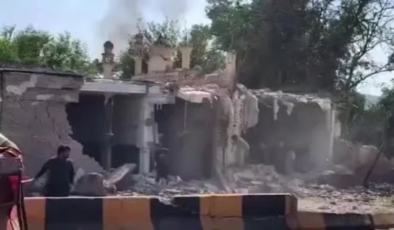 Pakistan’da Cuma kana bulandı: Bombalı saldırıda 15 can kaybı, onlarca yaralı