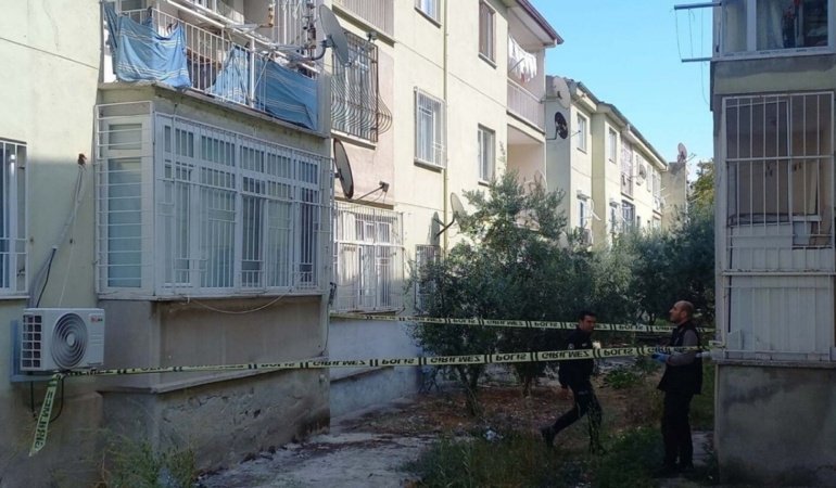 Balkondan düşen yaşlı adam ağır yaralandı