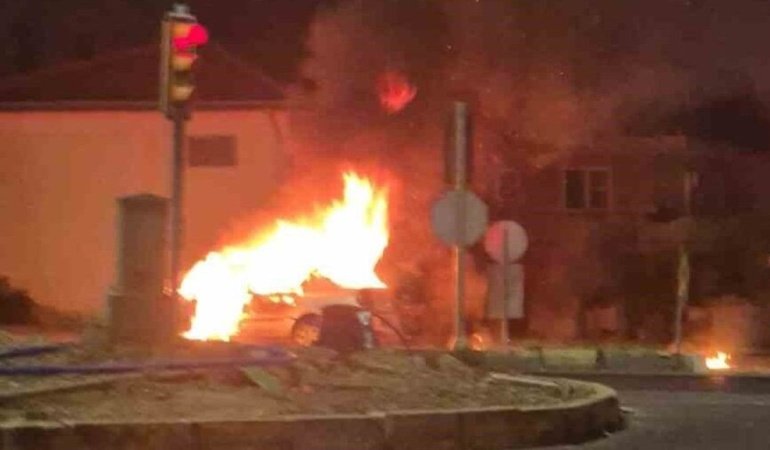 Denizli’de seyir halindeki otomobil alev topuna döndü