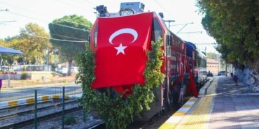 Manisa039da-buyuk-cosku-Ataturk039un-kente-gelisinin-101.-yili-torenlerle-kutlandi-featured
