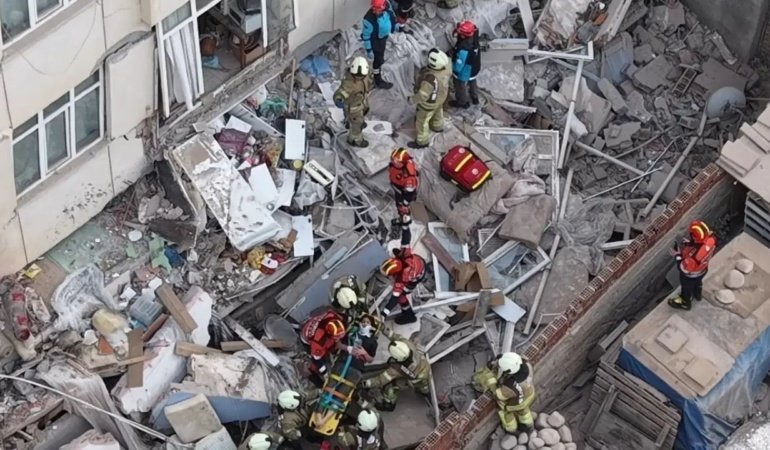 Yedi katlı binanın üç katı çöktü: Enkaz altında kalan altı kişi için zamanla yarış sürüyor